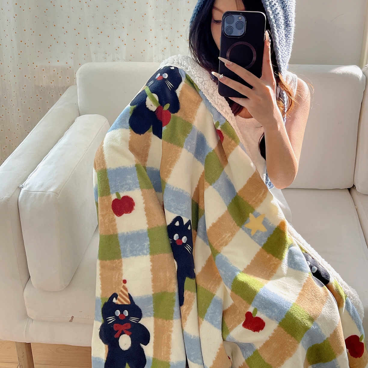 91家纺网 家纺一手货源 找家纺 桃子家居 2025新款A类ins小清新少女可爱奶油猫咪卡通加厚牛奶绒羊羔绒毛毯多功能毛毯绒毛毯-MT哈曼苹果猫
