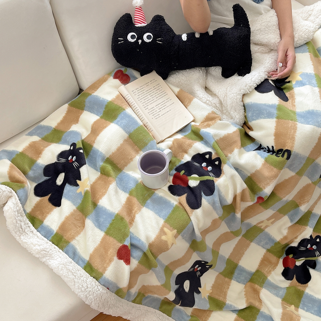 91家纺网 家纺一手货源 找家纺 桃子家居 2025新款A类ins小清新少女可爱奶油猫咪卡通加厚牛奶绒羊羔绒毛毯多功能毛毯绒毛毯-MT哈曼苹果猫