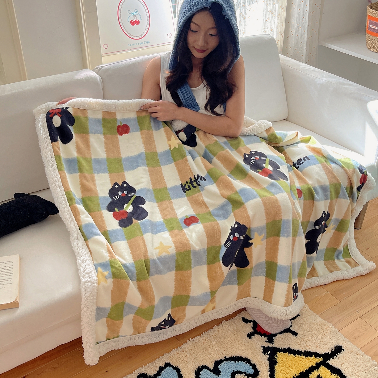 91家纺网 家纺一手货源 找家纺 桃子家居 2025新款A类ins小清新少女可爱奶油猫咪卡通加厚牛奶绒羊羔绒毛毯多功能毛毯绒毛毯-MT哈曼苹果猫