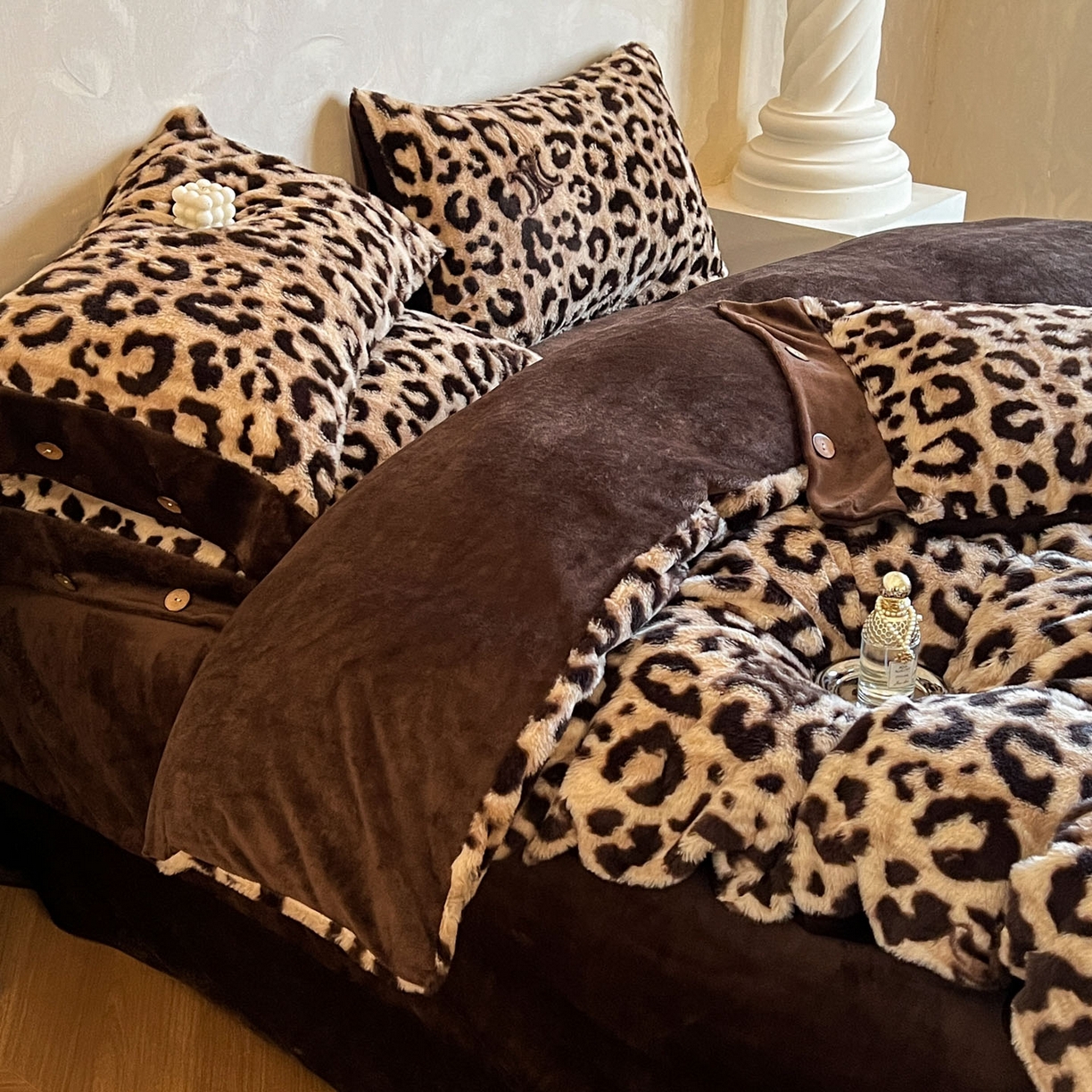 91家纺网 家纺一手货源 找家纺 晚爱家居  2025新款纽扣款兔毛绒美拉德轻奢风高克重皮草兔绒四件套系列 纽扣-豹纹