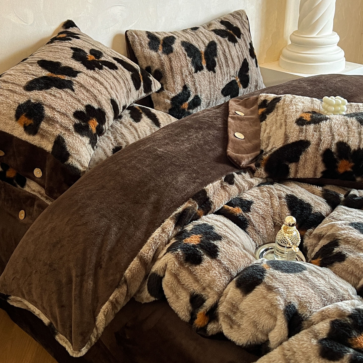 91家纺网 家纺一手货源 找家纺 晚爱家居  2025新款纽扣款兔毛绒美拉德轻奢风高克重皮草兔绒四件套系列 纽扣-黑蝴蝶