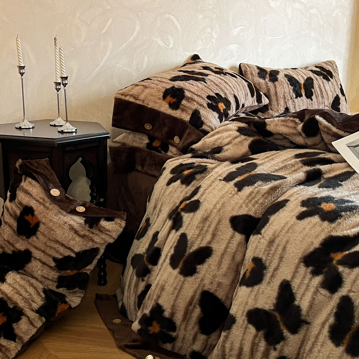 91家纺网 家纺一手货源 找家纺 晚爱家居  2025新款纽扣款兔毛绒美拉德轻奢风高克重皮草兔绒四件套系列 纽扣-黑蝴蝶