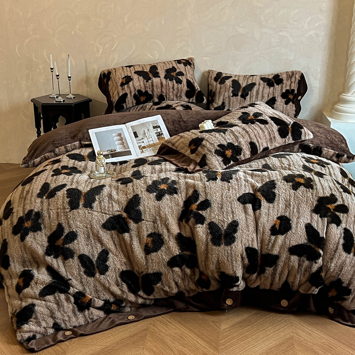 91家纺网 家纺一手货源 找家纺 晚爱家居  2025新款纽扣款兔毛绒美拉德轻奢风高克重皮草兔绒四件套系列 纽扣-黑蝴蝶