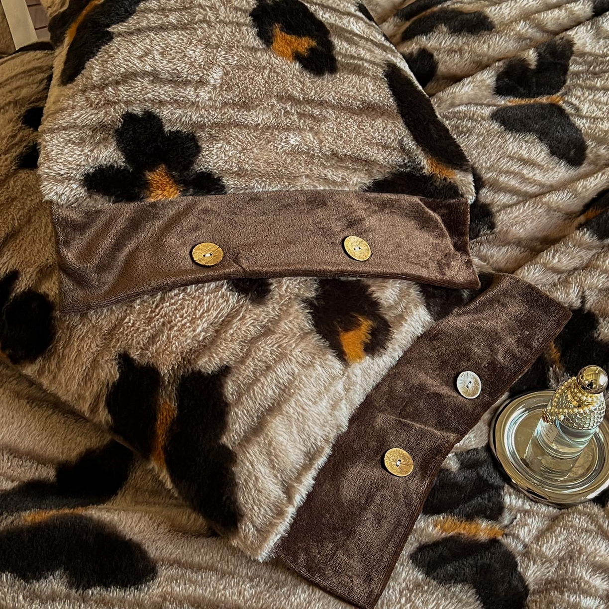 91家纺网 家纺一手货源 找家纺 晚爱家居  2025新款纽扣款兔毛绒美拉德轻奢风高克重皮草兔绒四件套系列 纽扣-黑蝴蝶