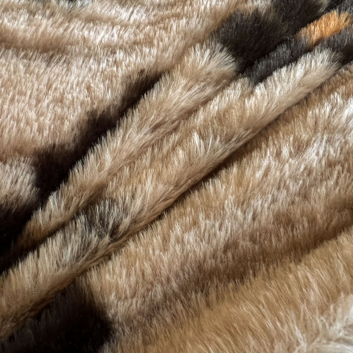 91家纺网 家纺一手货源 找家纺 晚爱家居  2025新款纽扣款兔毛绒美拉德轻奢风高克重皮草兔绒四件套系列 纽扣-黑蝴蝶