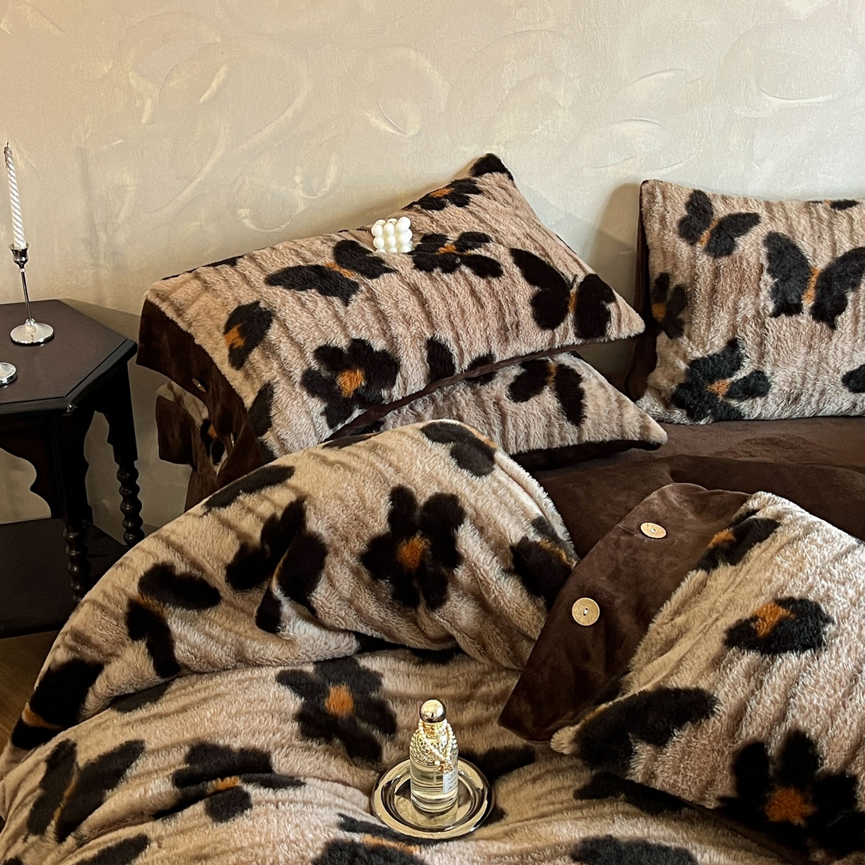 91家纺网 家纺一手货源 找家纺 晚爱家居  2025新款纽扣款兔毛绒美拉德轻奢风高克重皮草兔绒四件套系列 纽扣-黑蝴蝶