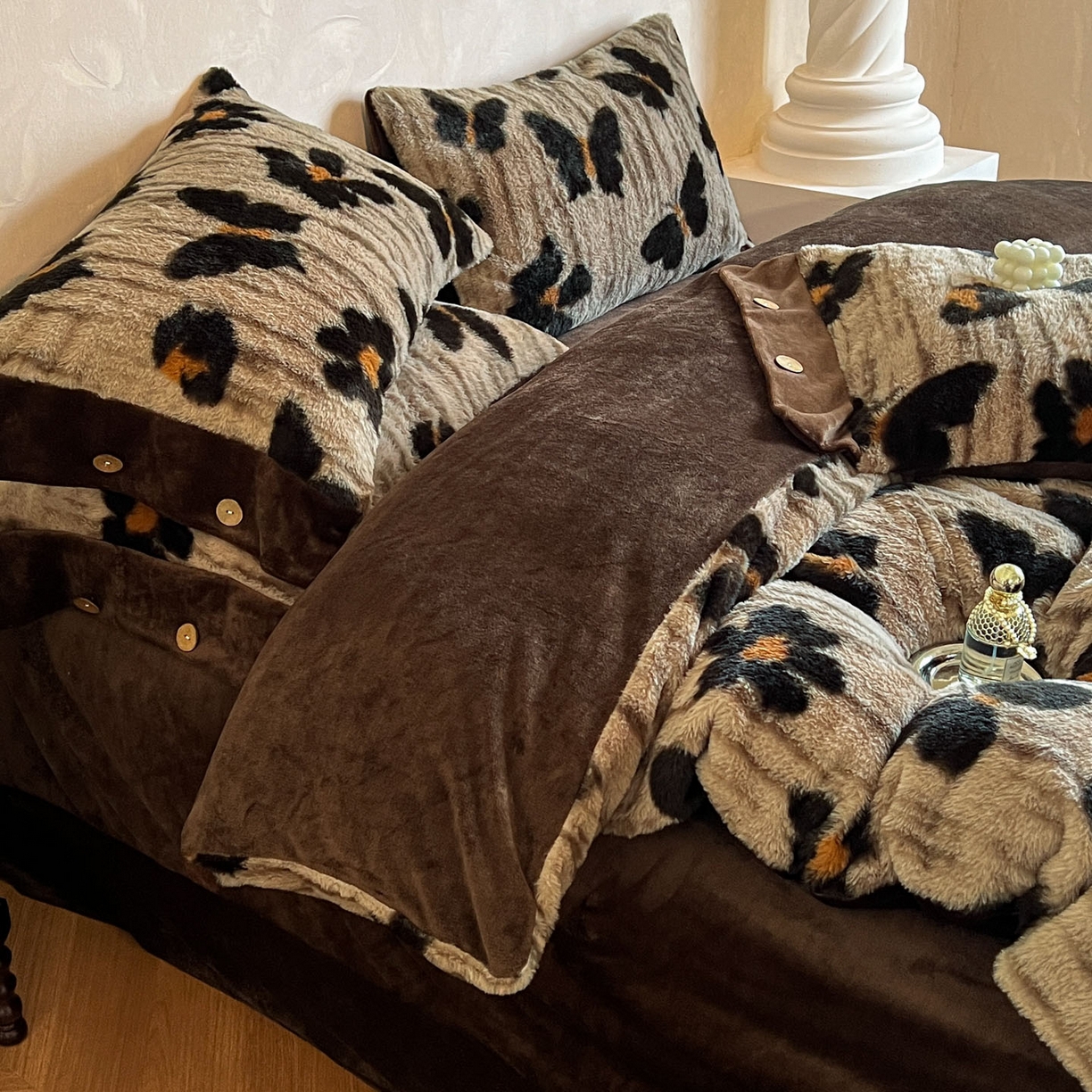 91家纺网 家纺一手货源 找家纺 晚爱家居  2025新款纽扣款兔毛绒美拉德轻奢风高克重皮草兔绒四件套系列 纽扣-黑蝴蝶