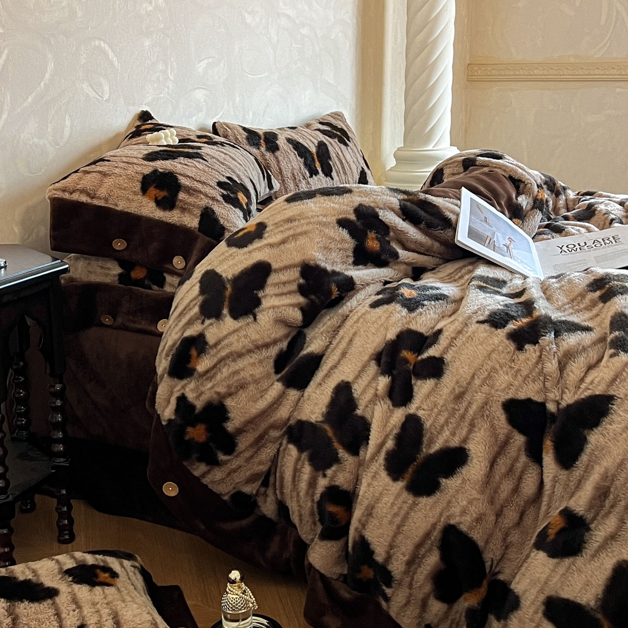 91家纺网 家纺一手货源 找家纺 晚爱家居  2025新款纽扣款兔毛绒美拉德轻奢风高克重皮草兔绒四件套系列 纽扣-黑蝴蝶