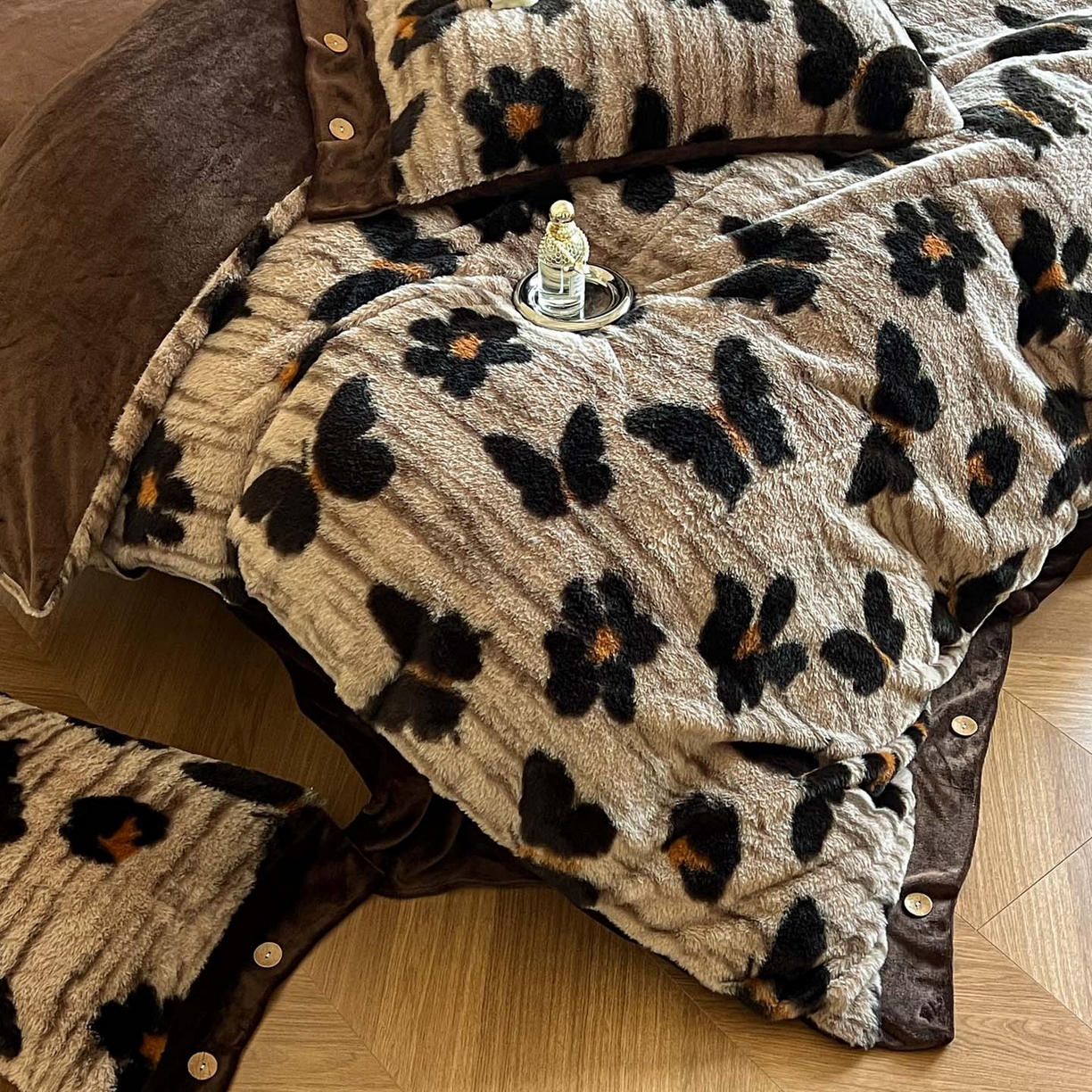 91家纺网 家纺一手货源 找家纺 晚爱家居  2025新款纽扣款兔毛绒美拉德轻奢风高克重皮草兔绒四件套系列 纽扣-黑蝴蝶