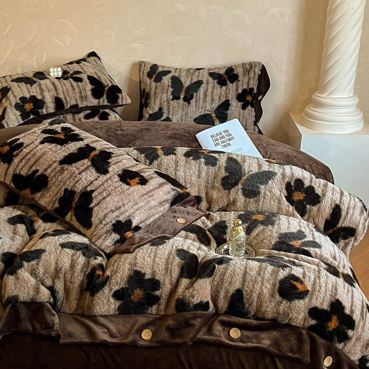 91家纺网 家纺一手货源 找家纺 晚爱家居  2025新款纽扣款兔毛绒美拉德轻奢风高克重皮草兔绒四件套系列 纽扣-黑蝴蝶