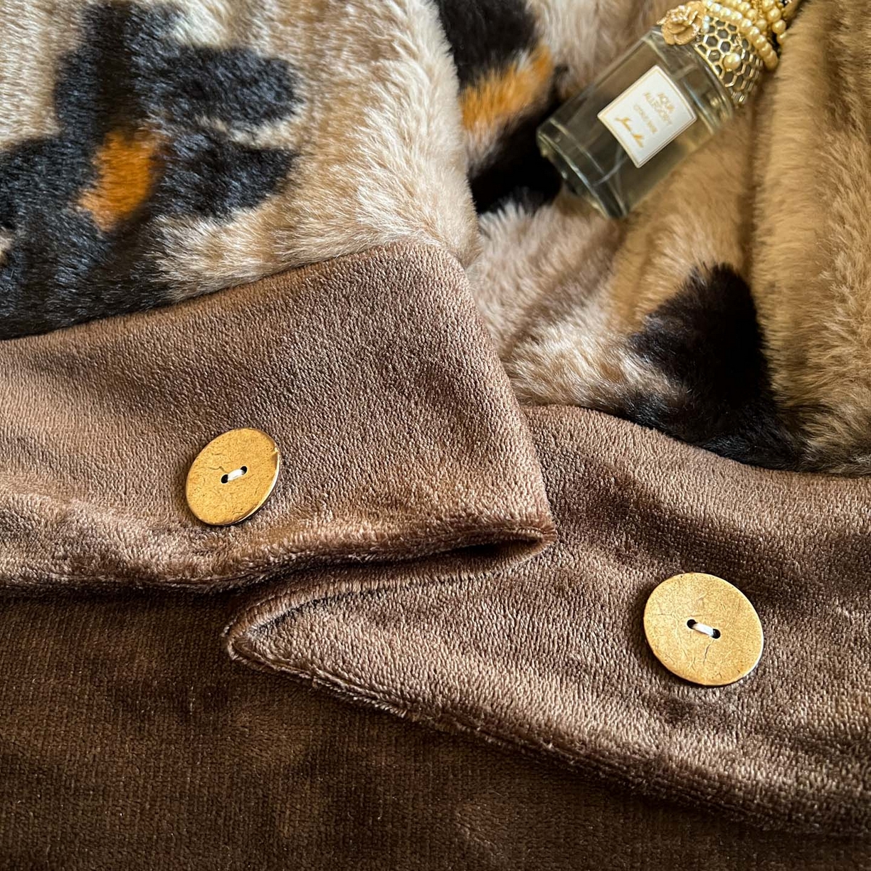 91家纺网 家纺一手货源 找家纺 晚爱家居  2025新款纽扣款兔毛绒美拉德轻奢风高克重皮草兔绒四件套系列 纽扣-黑蝴蝶