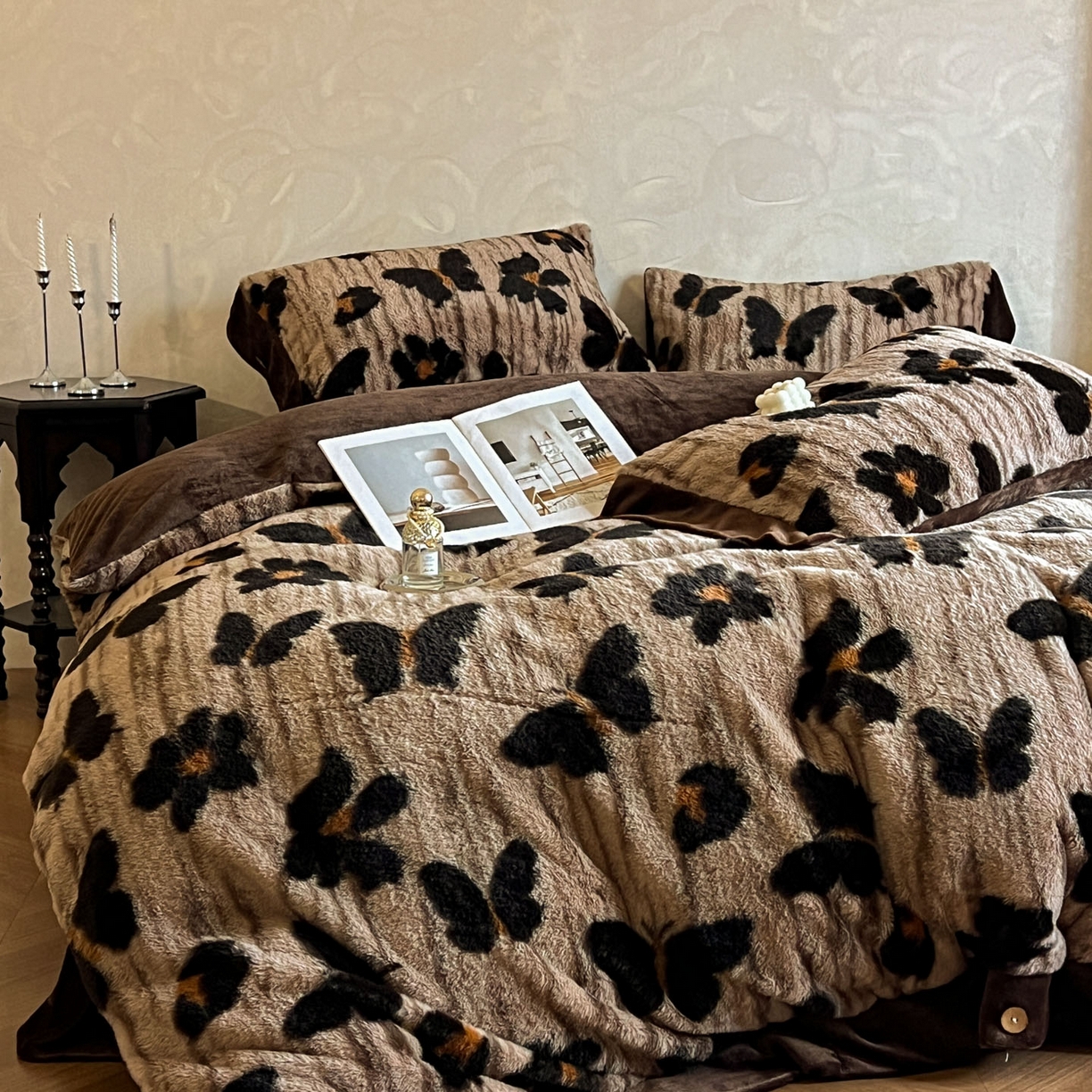 91家纺网 家纺一手货源 找家纺 晚爱家居  2025新款纽扣款兔毛绒美拉德轻奢风高克重皮草兔绒四件套系列 纽扣-黑蝴蝶