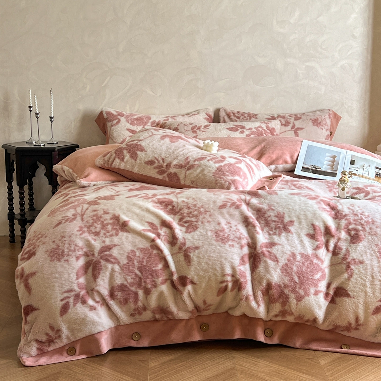 91家纺网 家纺一手货源 找家纺 晚爱家居  2025新款纽扣款兔毛绒美拉德轻奢风高克重皮草兔绒四件套系列 纽扣-花园粉