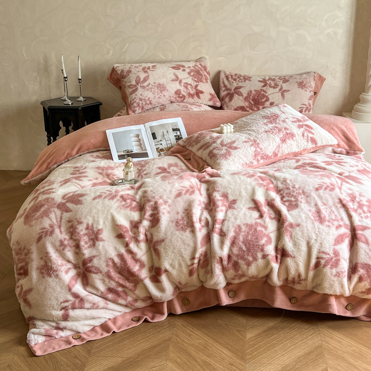 91家纺网 家纺一手货源 找家纺 晚爱家居  2025新款纽扣款兔毛绒美拉德轻奢风高克重皮草兔绒四件套系列 纽扣-花园粉