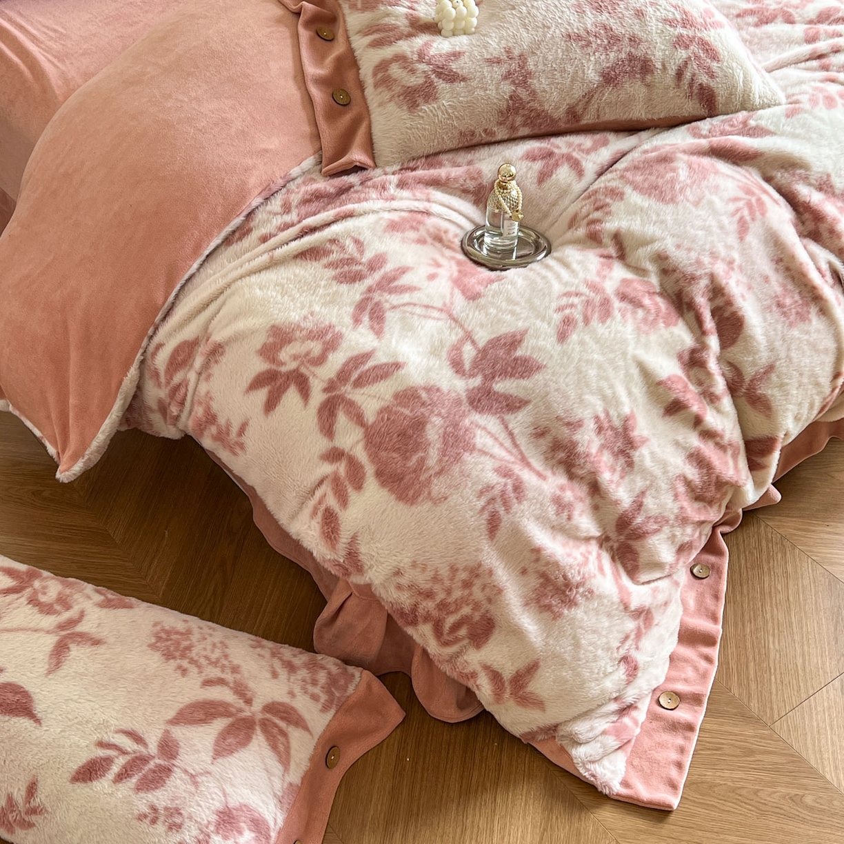 91家纺网 家纺一手货源 找家纺 晚爱家居  2025新款纽扣款兔毛绒美拉德轻奢风高克重皮草兔绒四件套系列 纽扣-花园粉