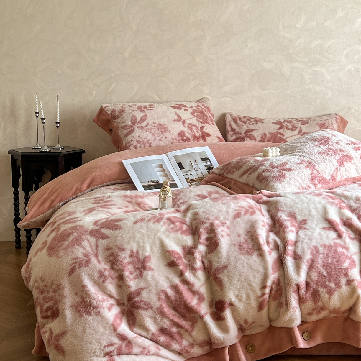 91家纺网 家纺一手货源 找家纺 晚爱家居  2025新款纽扣款兔毛绒美拉德轻奢风高克重皮草兔绒四件套系列 纽扣-花园粉