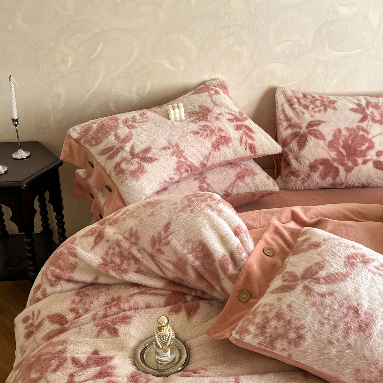 91家纺网 家纺一手货源 找家纺 晚爱家居  2025新款纽扣款兔毛绒美拉德轻奢风高克重皮草兔绒四件套系列 纽扣-花园粉
