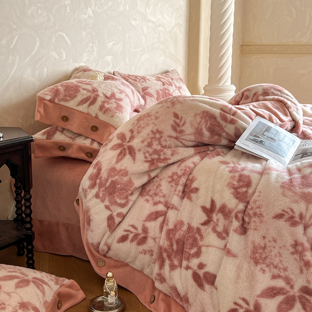 91家纺网 家纺一手货源 找家纺 晚爱家居  2025新款纽扣款兔毛绒美拉德轻奢风高克重皮草兔绒四件套系列 纽扣-花园粉