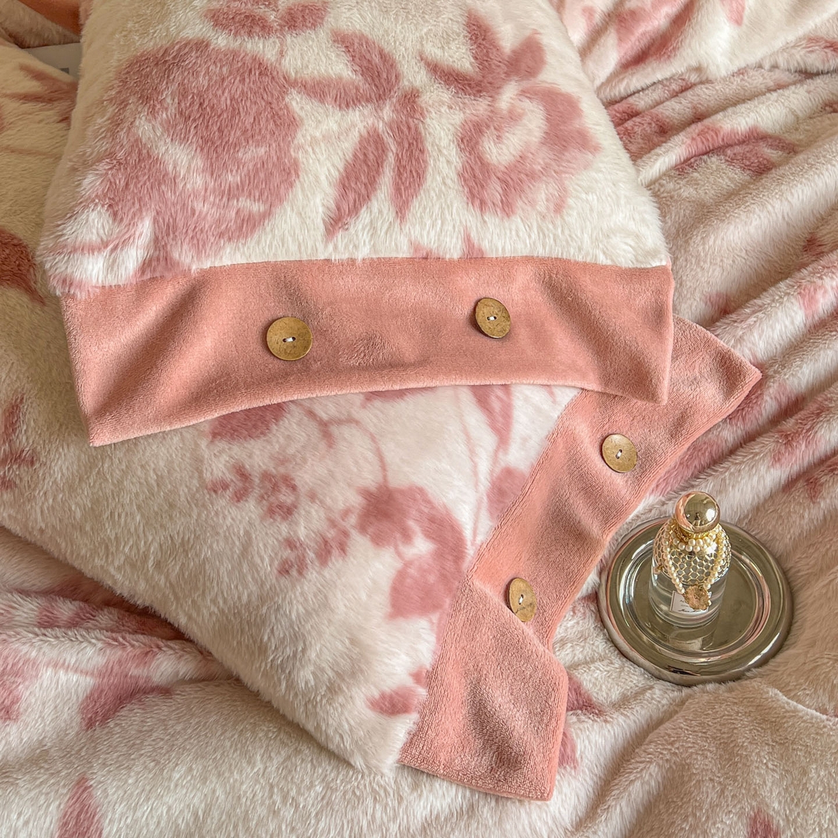 91家纺网 家纺一手货源 找家纺 晚爱家居  2025新款纽扣款兔毛绒美拉德轻奢风高克重皮草兔绒四件套系列 纽扣-花园粉