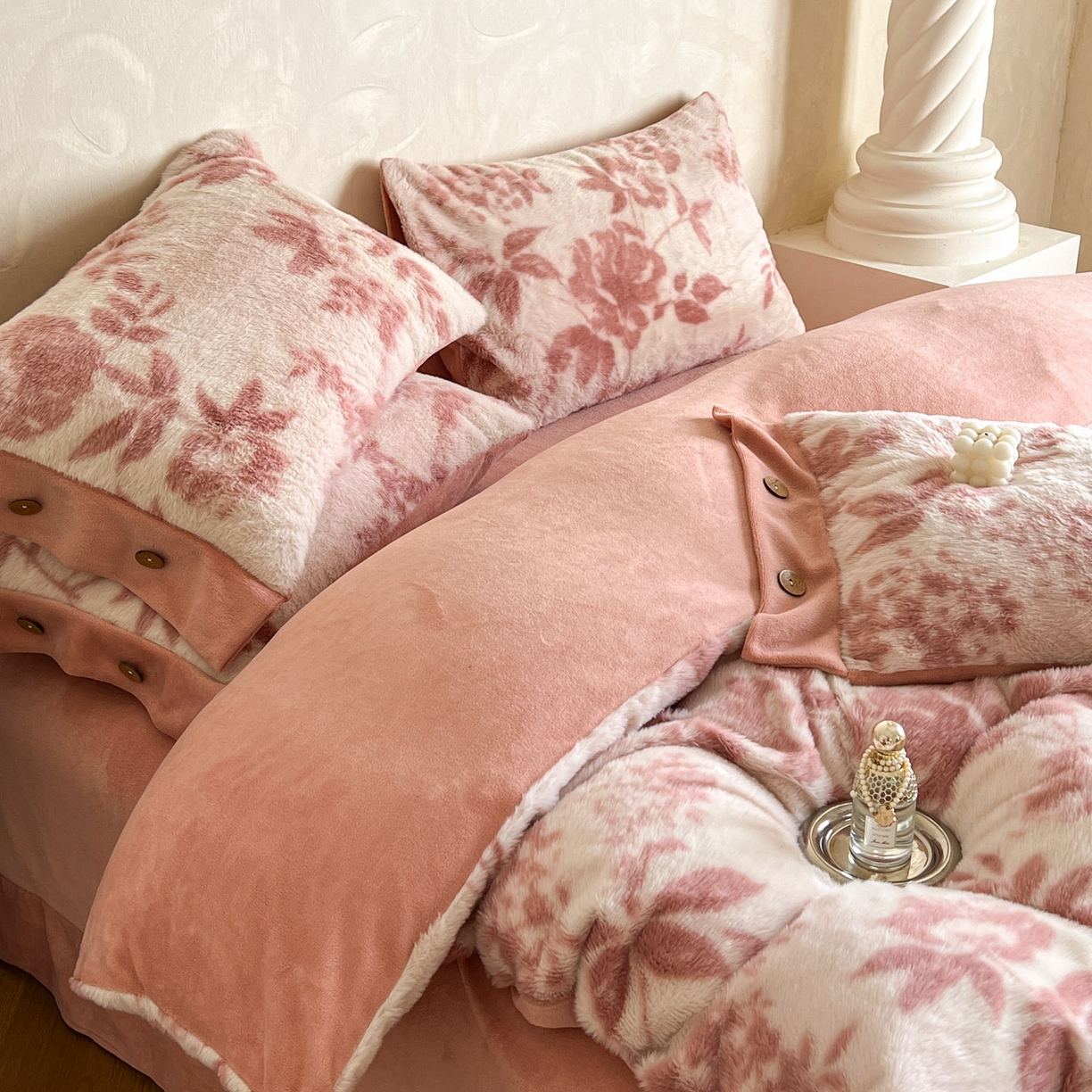 91家纺网 家纺一手货源 找家纺 晚爱家居  2025新款纽扣款兔毛绒美拉德轻奢风高克重皮草兔绒四件套系列 纽扣-花园粉