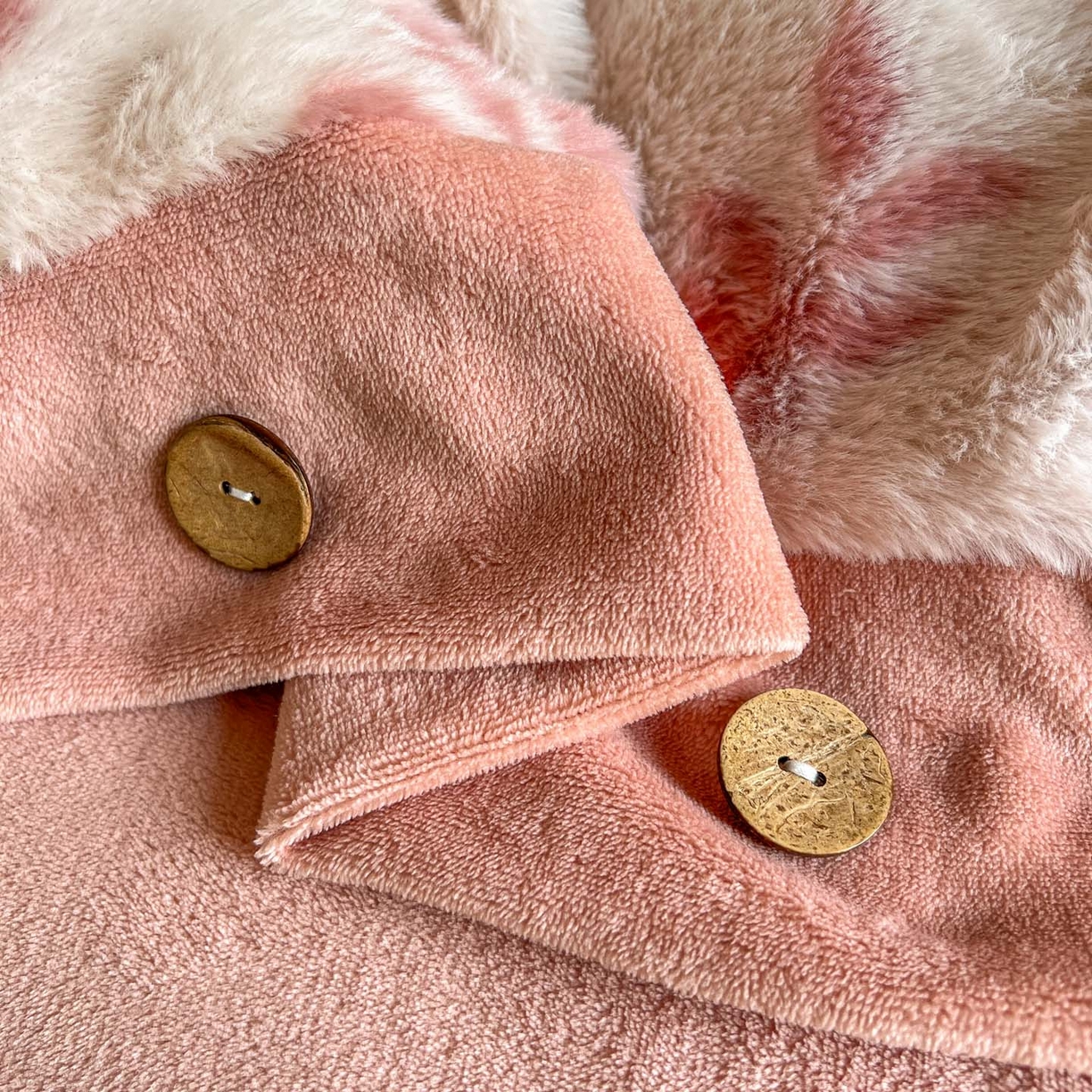 91家纺网 家纺一手货源 找家纺 晚爱家居  2025新款纽扣款兔毛绒美拉德轻奢风高克重皮草兔绒四件套系列 纽扣-花园粉