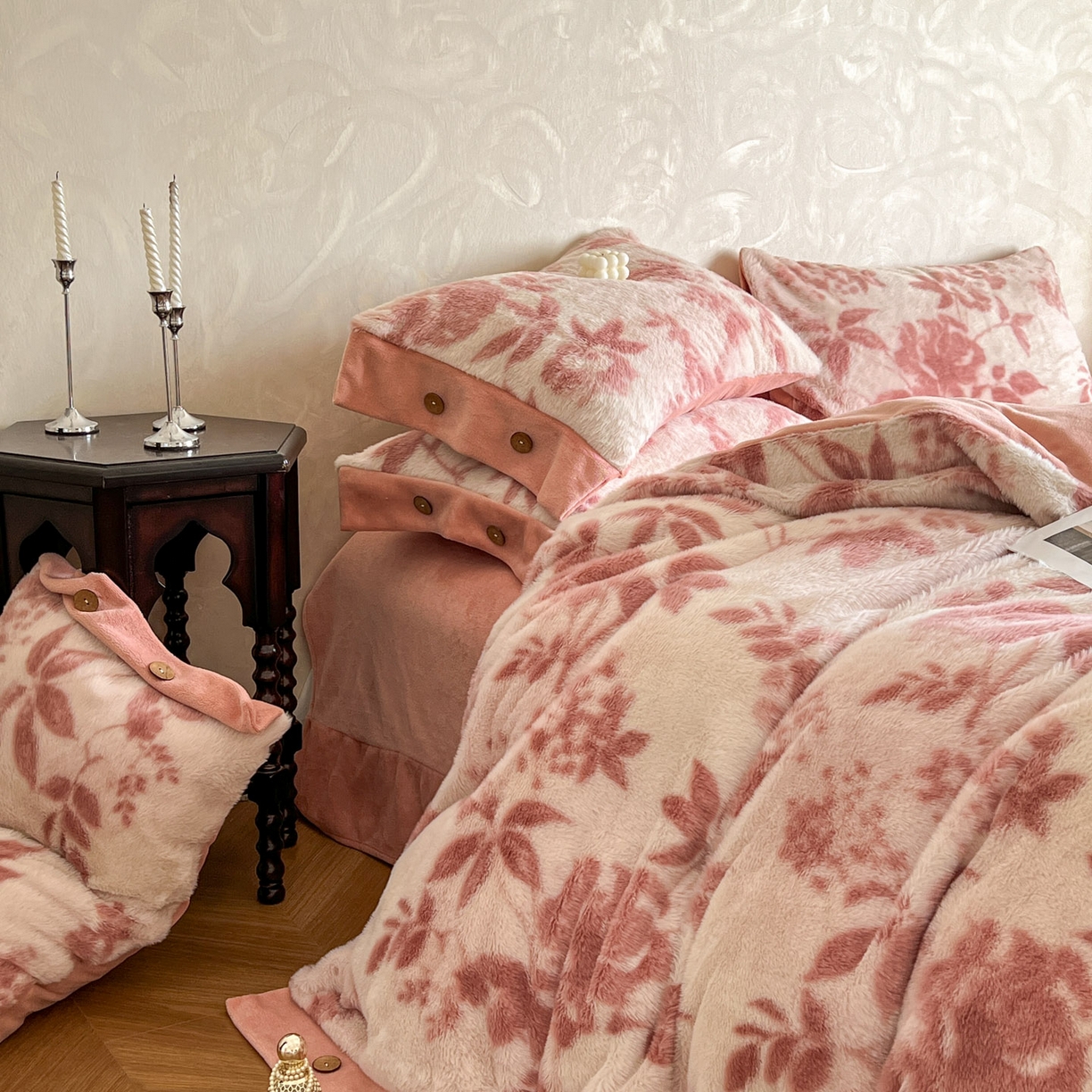 91家纺网 家纺一手货源 找家纺 晚爱家居  2025新款纽扣款兔毛绒美拉德轻奢风高克重皮草兔绒四件套系列 纽扣-花园粉