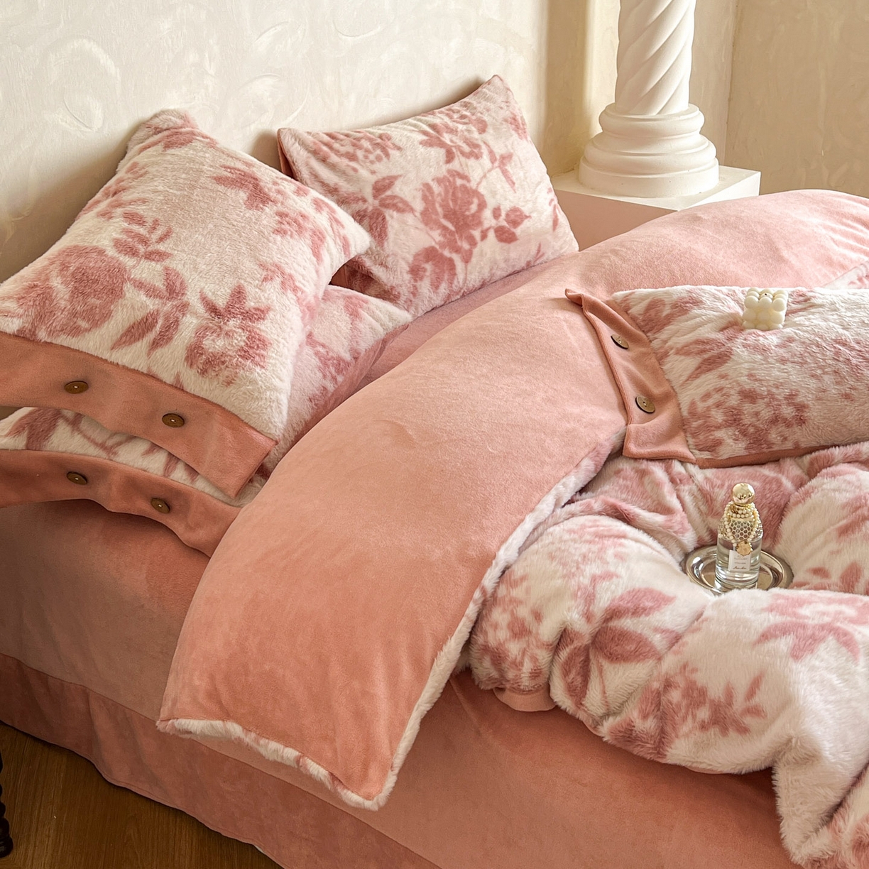 91家纺网 家纺一手货源 找家纺 晚爱家居  2025新款纽扣款兔毛绒美拉德轻奢风高克重皮草兔绒四件套系列 纽扣-花园粉