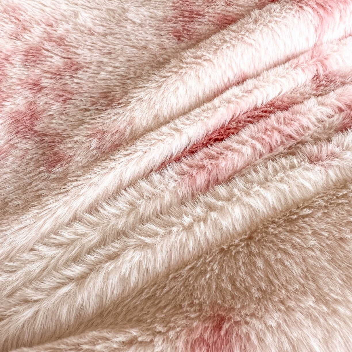 91家纺网 家纺一手货源 找家纺 晚爱家居  2025新款纽扣款兔毛绒美拉德轻奢风高克重皮草兔绒四件套系列 纽扣-花园粉