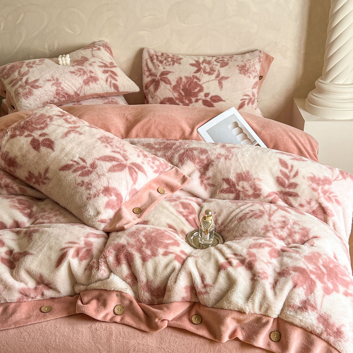 91家纺网 家纺一手货源 找家纺 晚爱家居  2025新款纽扣款兔毛绒美拉德轻奢风高克重皮草兔绒四件套系列 纽扣-花园粉