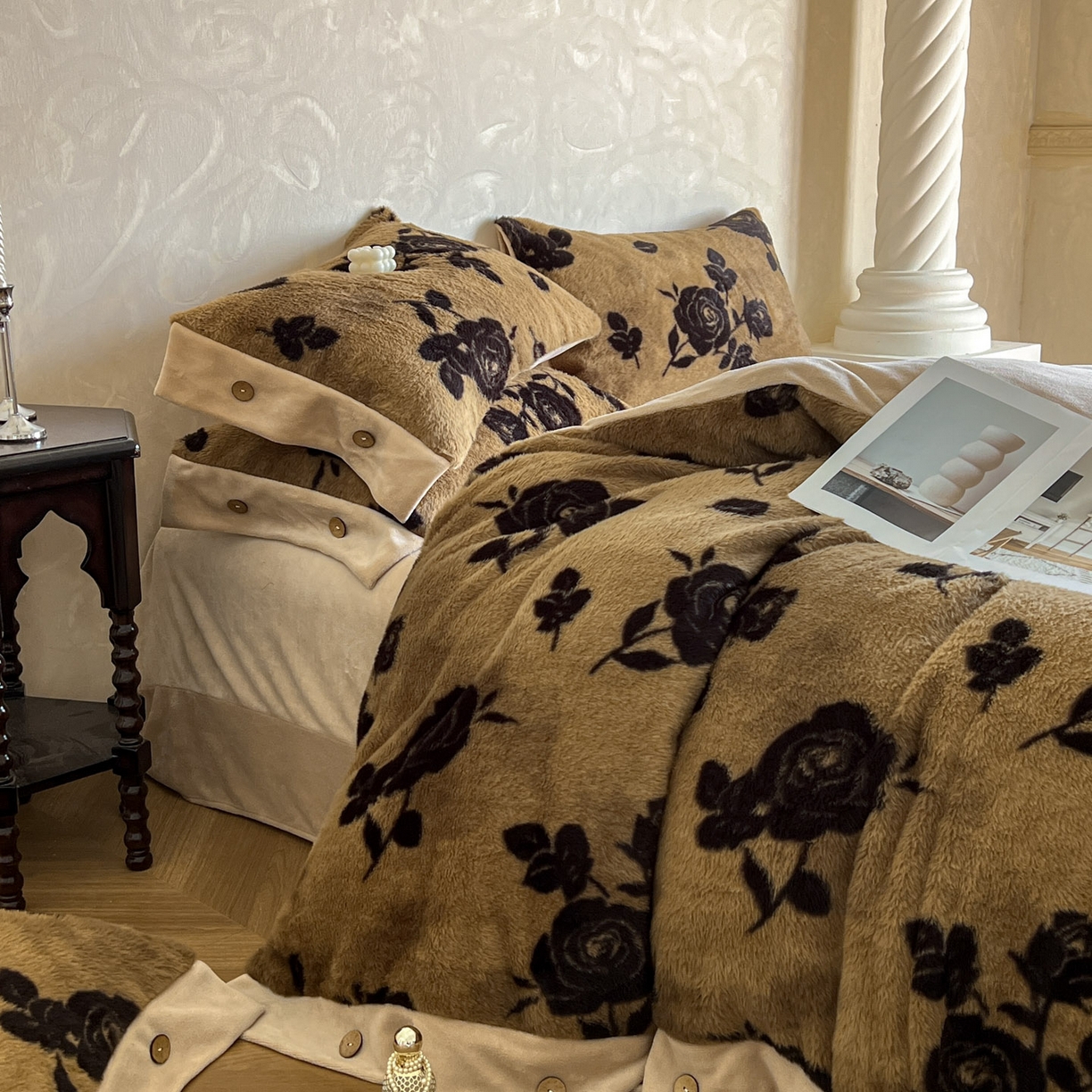 91家纺网 家纺一手货源 找家纺 晚爱家居  2025新款纽扣款兔毛绒美拉德轻奢风高克重皮草兔绒四件套系列 纽扣-花韵黄