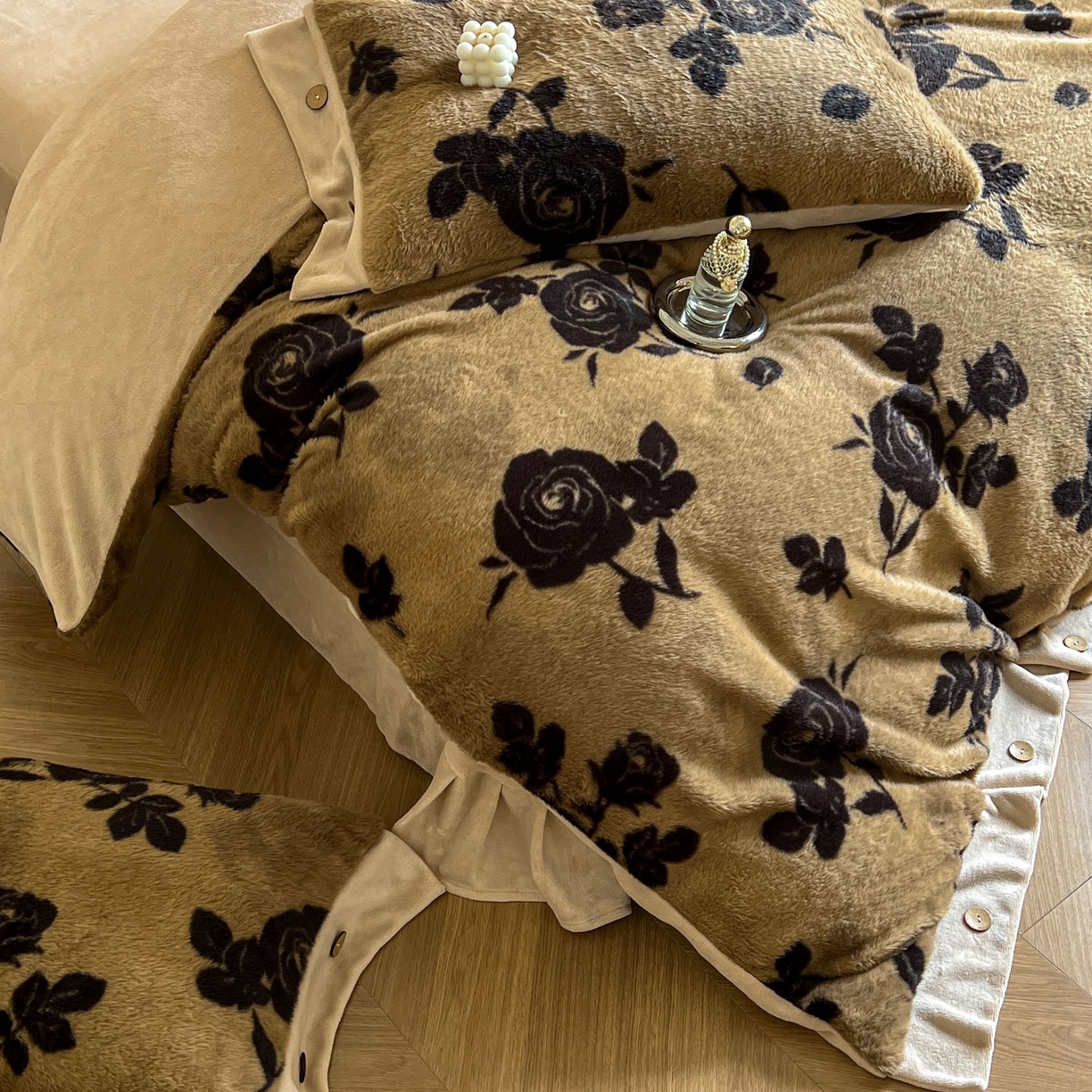 91家纺网 家纺一手货源 找家纺 晚爱家居  2025新款纽扣款兔毛绒美拉德轻奢风高克重皮草兔绒四件套系列 纽扣-花韵黄