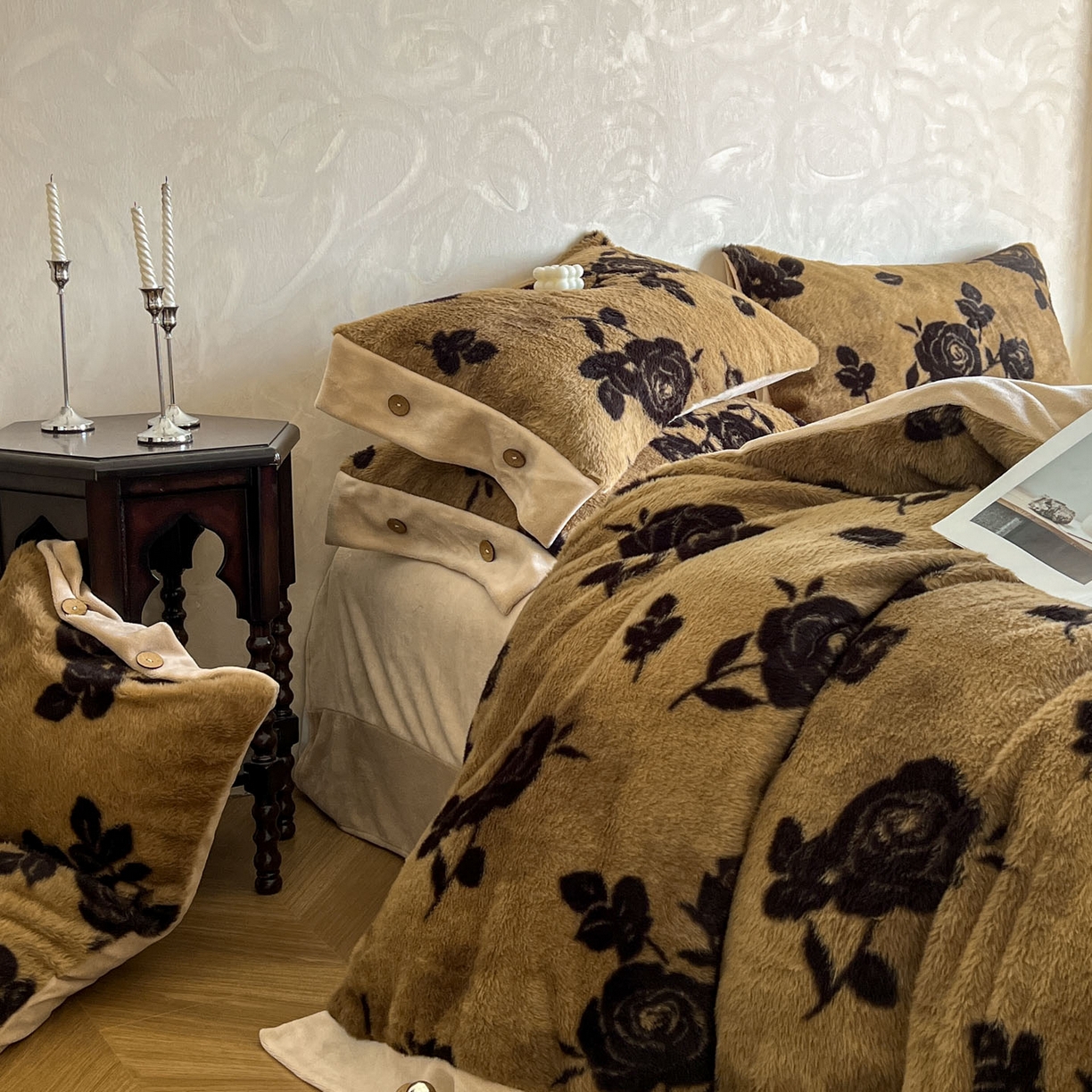 91家纺网 家纺一手货源 找家纺 晚爱家居  2025新款纽扣款兔毛绒美拉德轻奢风高克重皮草兔绒四件套系列 纽扣-花韵黄