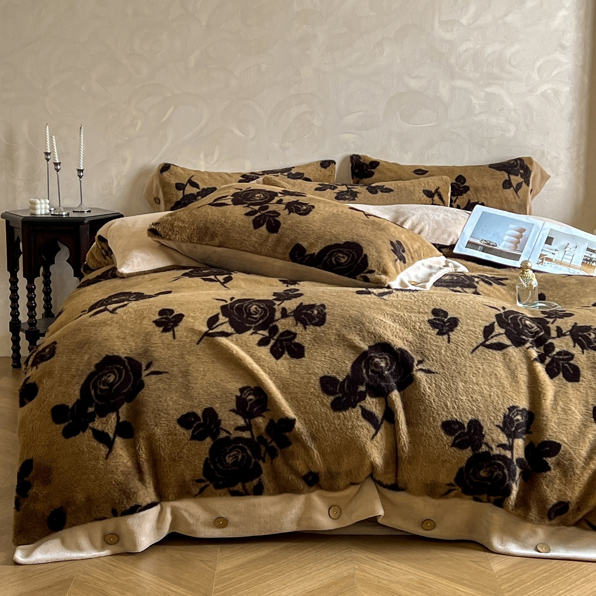 91家纺网 家纺一手货源 找家纺 晚爱家居  2025新款纽扣款兔毛绒美拉德轻奢风高克重皮草兔绒四件套系列 纽扣-花韵黄