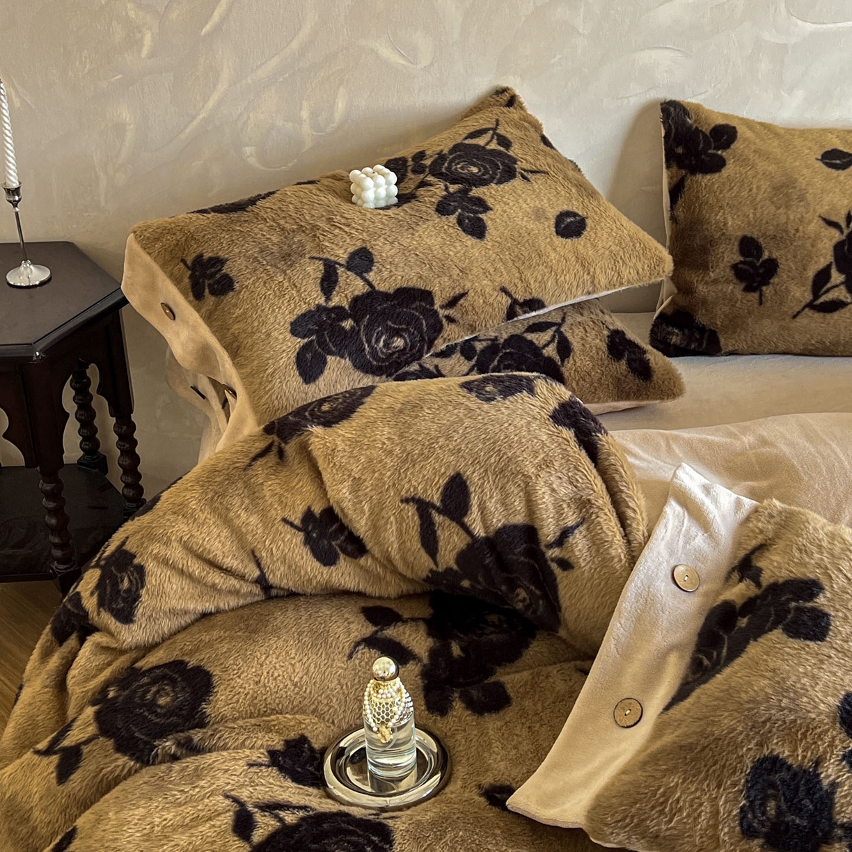 91家纺网 家纺一手货源 找家纺 晚爱家居  2025新款纽扣款兔毛绒美拉德轻奢风高克重皮草兔绒四件套系列 纽扣-花韵黄