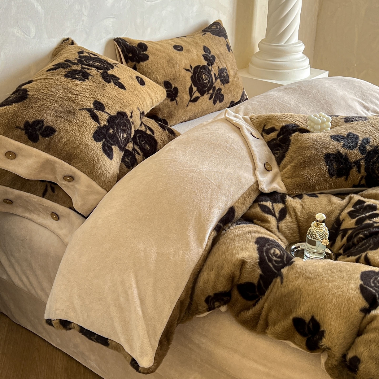 91家纺网 家纺一手货源 找家纺 晚爱家居  2025新款纽扣款兔毛绒美拉德轻奢风高克重皮草兔绒四件套系列 纽扣-花韵黄