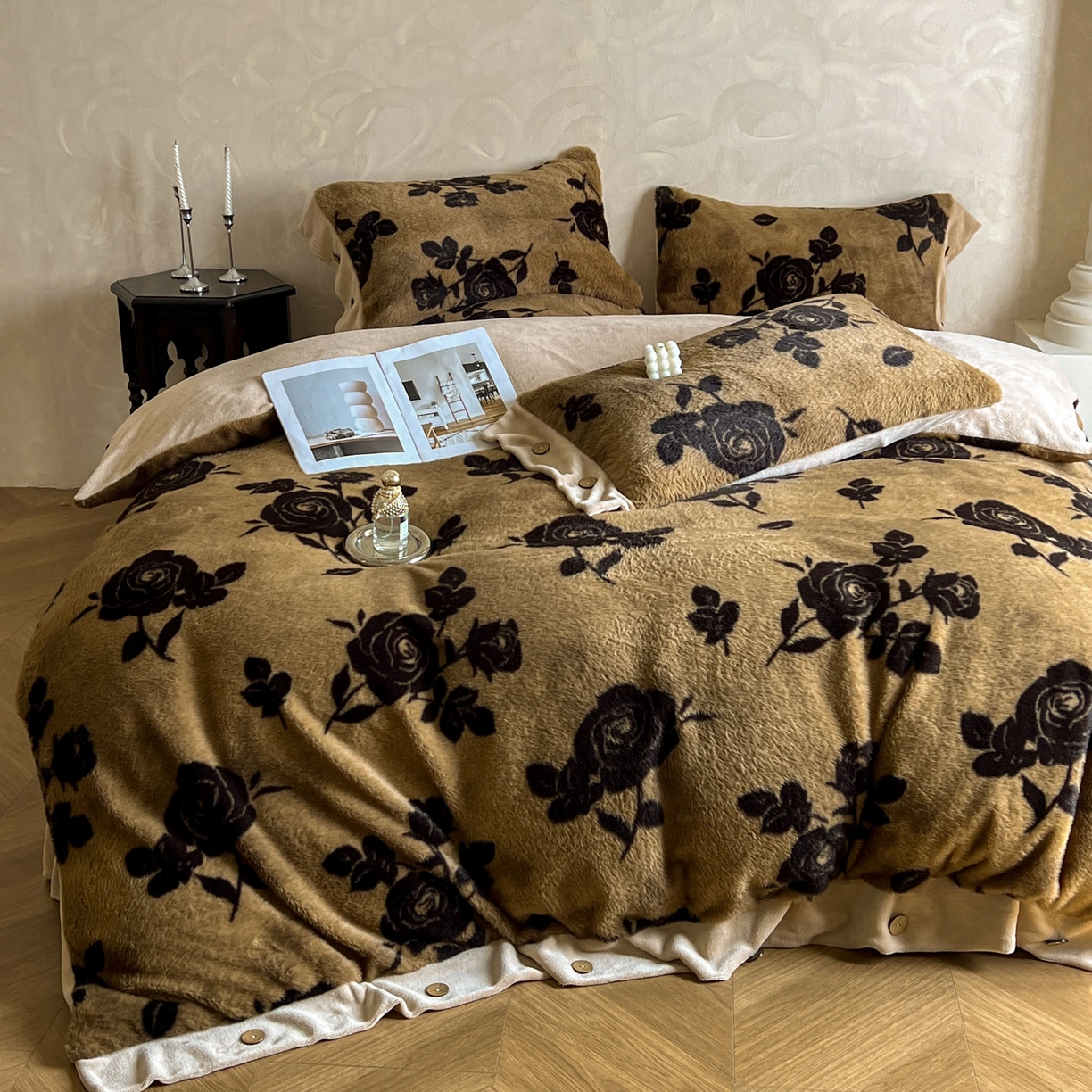 91家纺网 家纺一手货源 找家纺 晚爱家居  2025新款纽扣款兔毛绒美拉德轻奢风高克重皮草兔绒四件套系列 纽扣-花韵黄