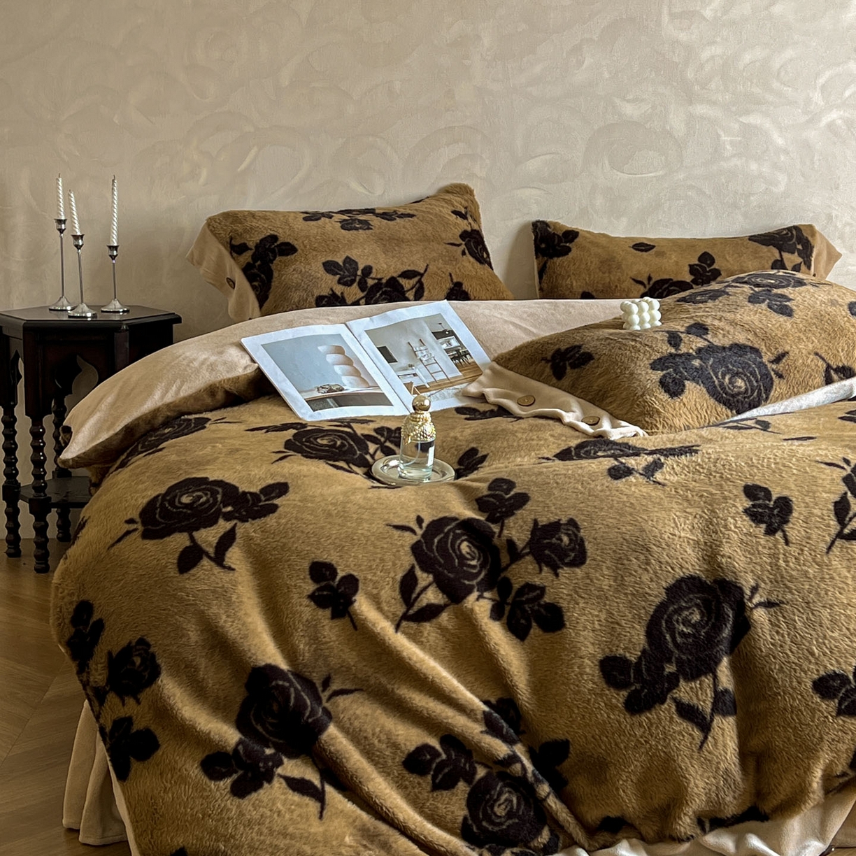 91家纺网 家纺一手货源 找家纺 晚爱家居  2025新款纽扣款兔毛绒美拉德轻奢风高克重皮草兔绒四件套系列 纽扣-花韵黄