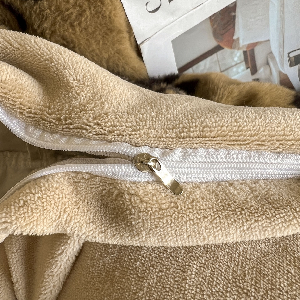 91家纺网 家纺一手货源 找家纺 晚爱家居  2025新款纽扣款兔毛绒美拉德轻奢风高克重皮草兔绒四件套系列 纽扣-花韵黄