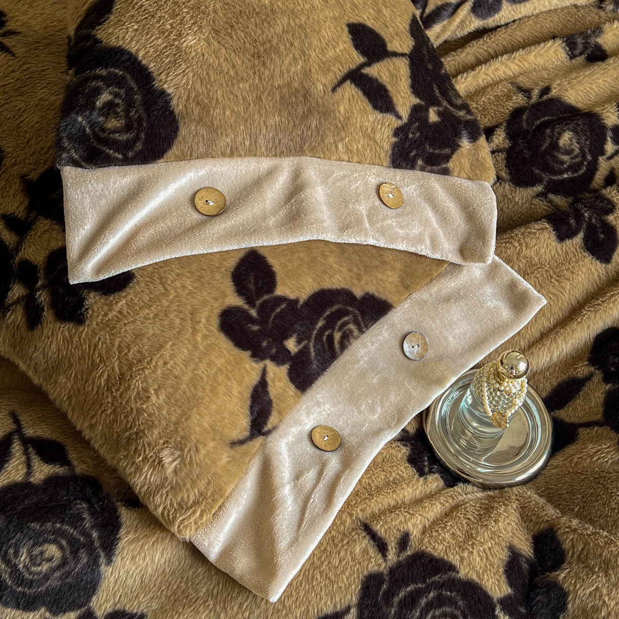 91家纺网 家纺一手货源 找家纺 晚爱家居  2025新款纽扣款兔毛绒美拉德轻奢风高克重皮草兔绒四件套系列 纽扣-花韵黄