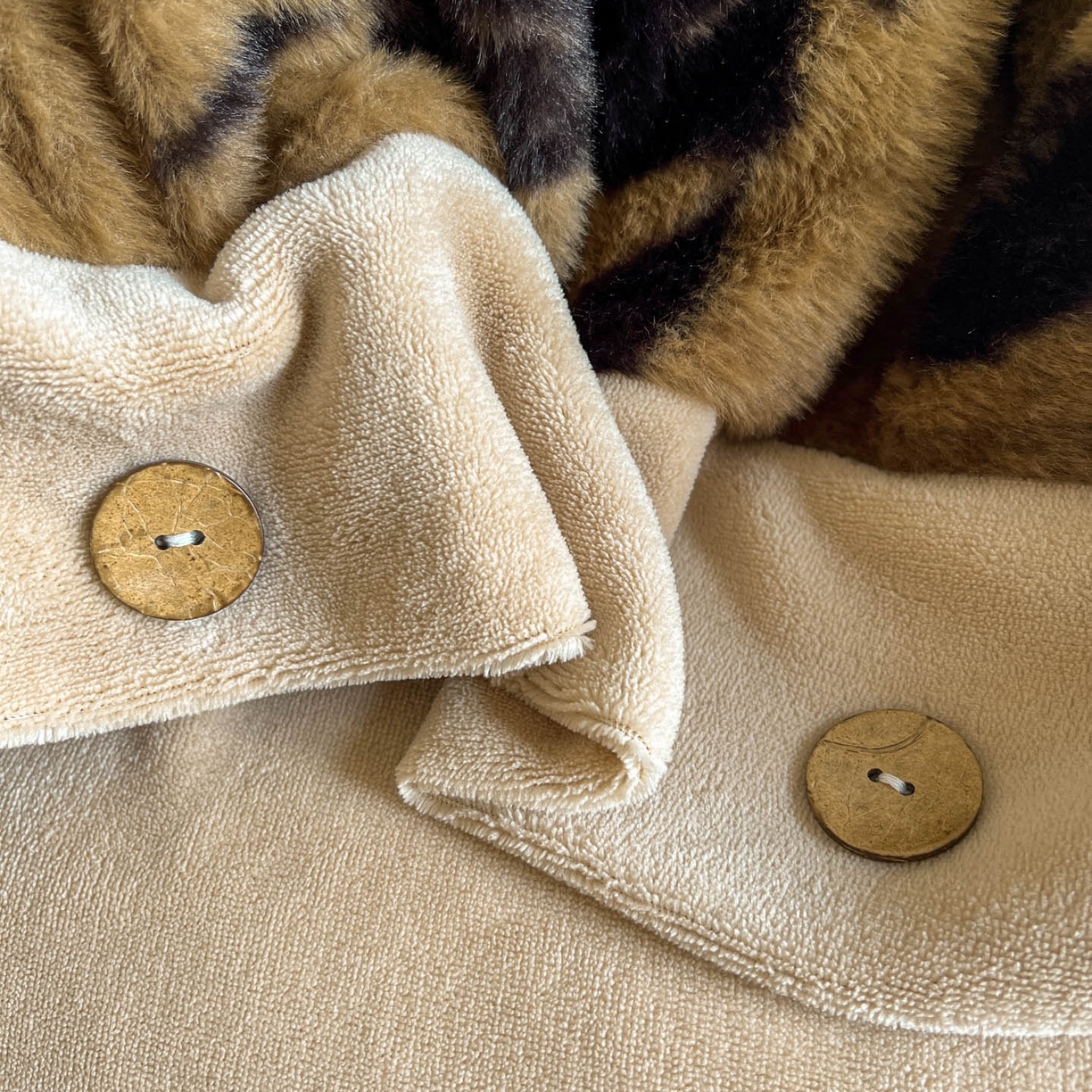 91家纺网 家纺一手货源 找家纺 晚爱家居  2025新款纽扣款兔毛绒美拉德轻奢风高克重皮草兔绒四件套系列 纽扣-花韵黄