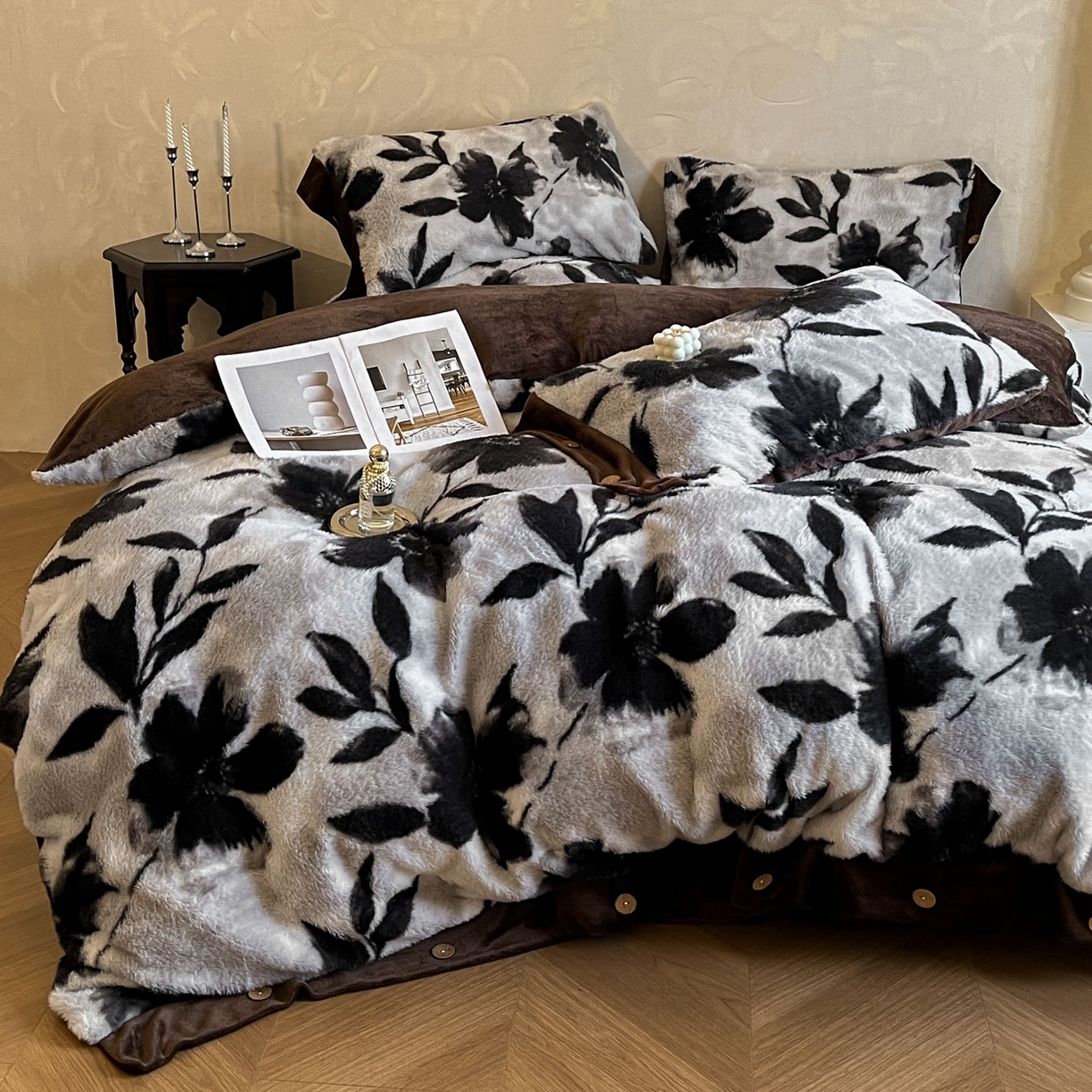 91家纺网 家纺一手货源 找家纺 晚爱家居  2025新款纽扣款兔毛绒美拉德轻奢风高克重皮草兔绒四件套系列 纽扣-灰色枫叶