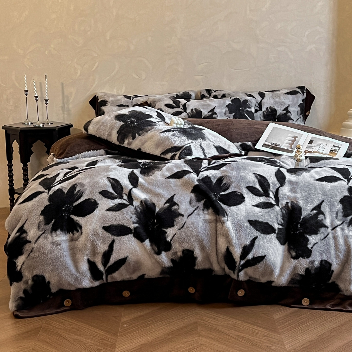 91家纺网 家纺一手货源 找家纺 晚爱家居  2025新款纽扣款兔毛绒美拉德轻奢风高克重皮草兔绒四件套系列 纽扣-灰色枫叶