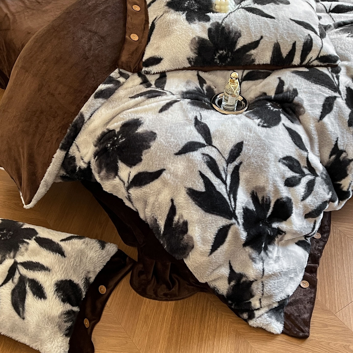 91家纺网 家纺一手货源 找家纺 晚爱家居  2025新款纽扣款兔毛绒美拉德轻奢风高克重皮草兔绒四件套系列 纽扣-灰色枫叶