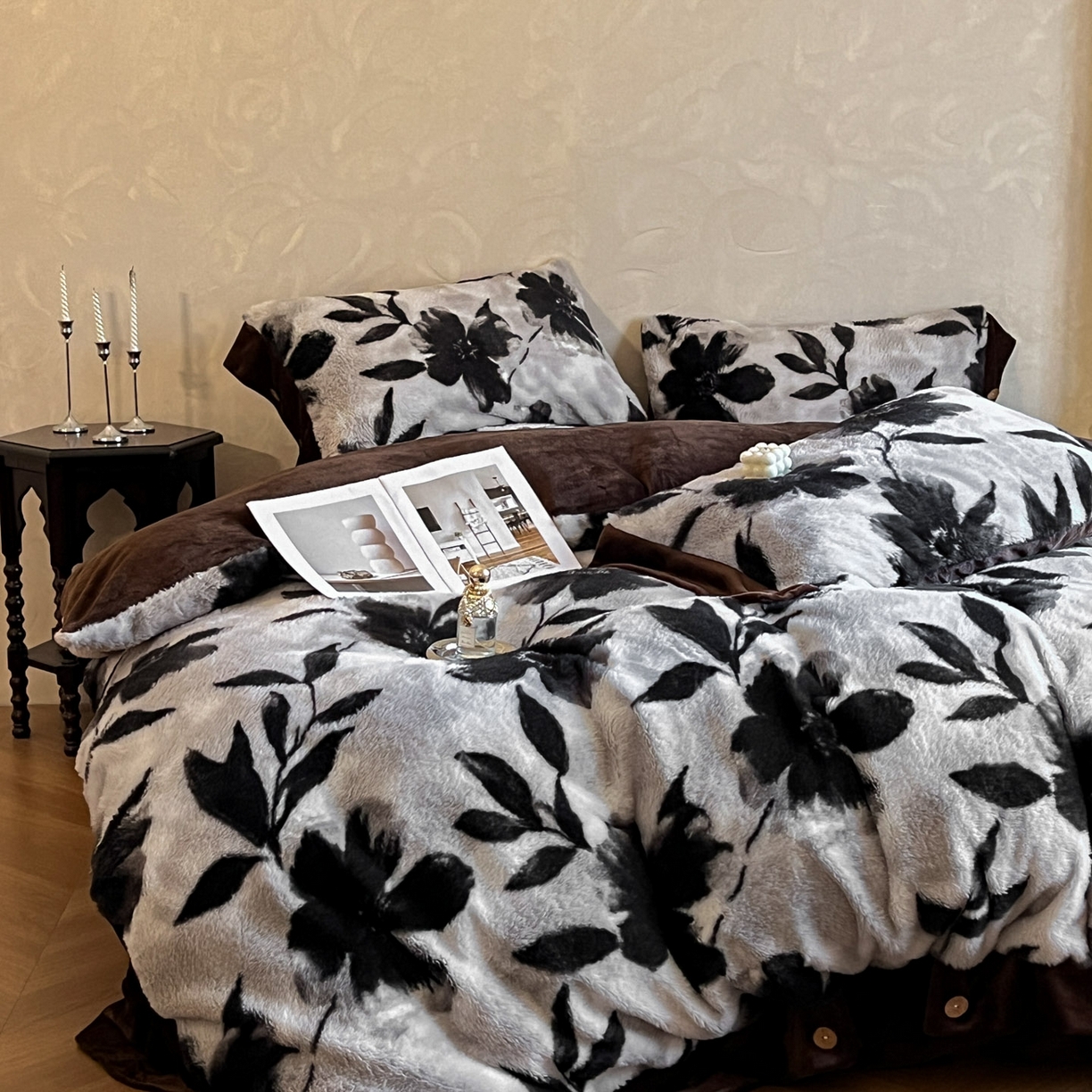 91家纺网 家纺一手货源 找家纺 晚爱家居  2025新款纽扣款兔毛绒美拉德轻奢风高克重皮草兔绒四件套系列 纽扣-灰色枫叶