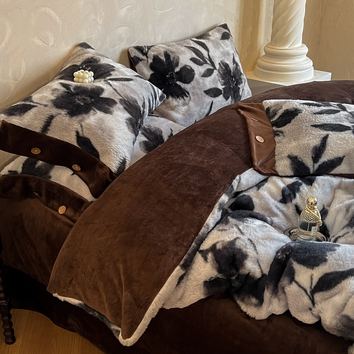 91家纺网 家纺一手货源 找家纺 晚爱家居  2025新款纽扣款兔毛绒美拉德轻奢风高克重皮草兔绒四件套系列 纽扣-灰色枫叶