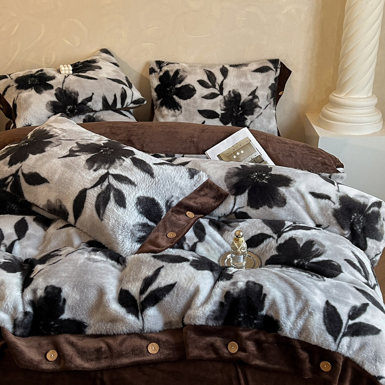 91家纺网 家纺一手货源 找家纺 晚爱家居  2025新款纽扣款兔毛绒美拉德轻奢风高克重皮草兔绒四件套系列 纽扣-灰色枫叶