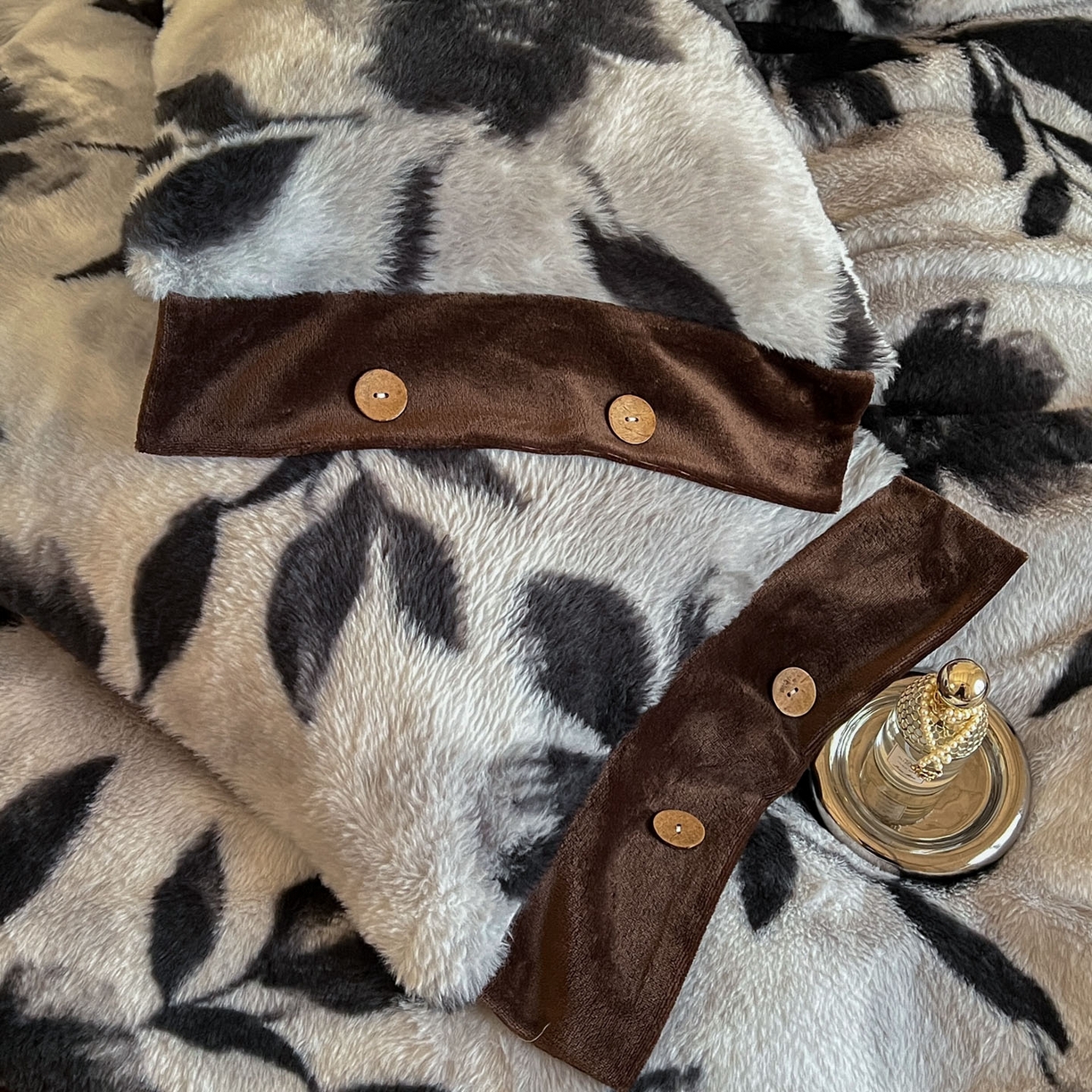 91家纺网 家纺一手货源 找家纺 晚爱家居  2025新款纽扣款兔毛绒美拉德轻奢风高克重皮草兔绒四件套系列 纽扣-灰色枫叶