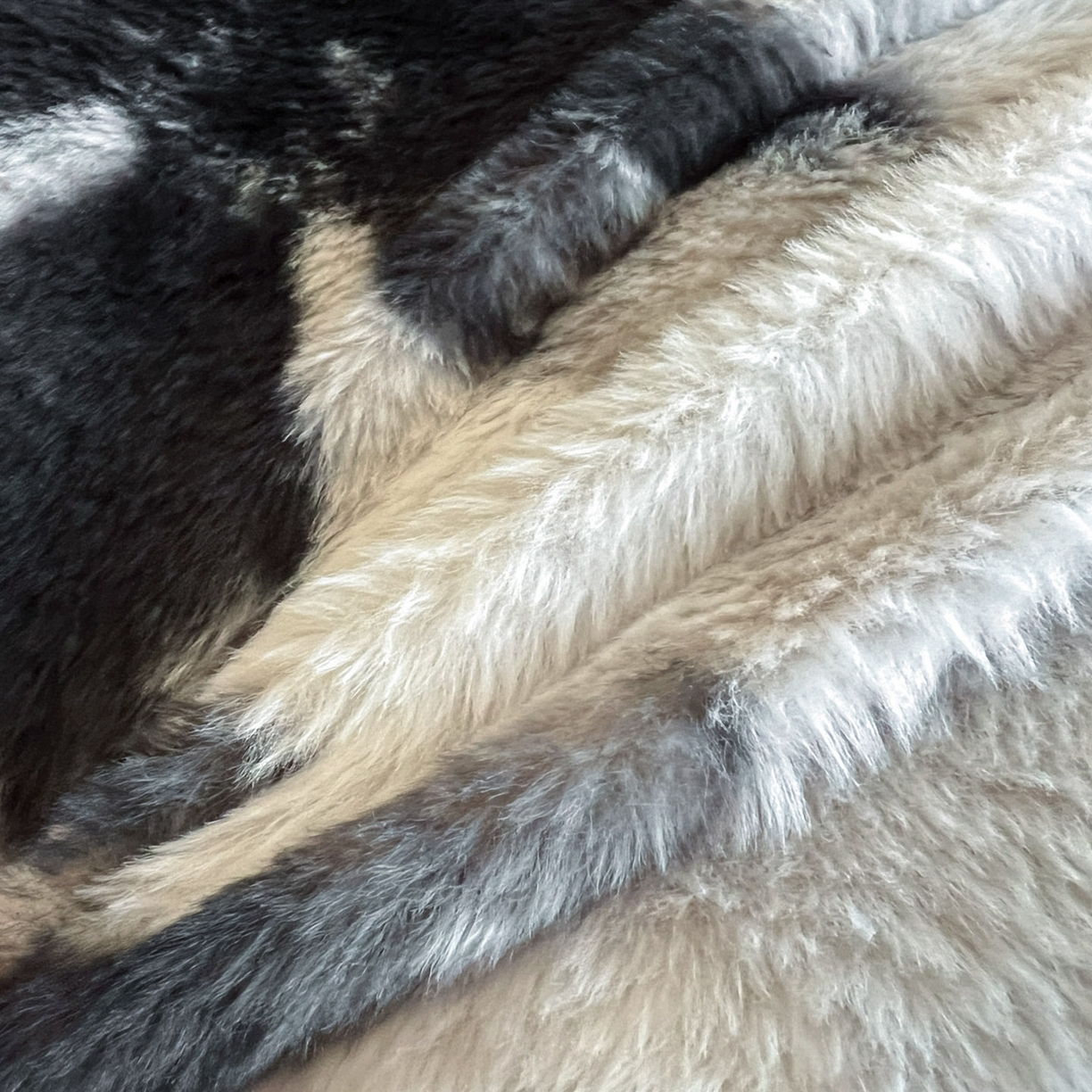 91家纺网 家纺一手货源 找家纺 晚爱家居  2025新款纽扣款兔毛绒美拉德轻奢风高克重皮草兔绒四件套系列 纽扣-灰色枫叶