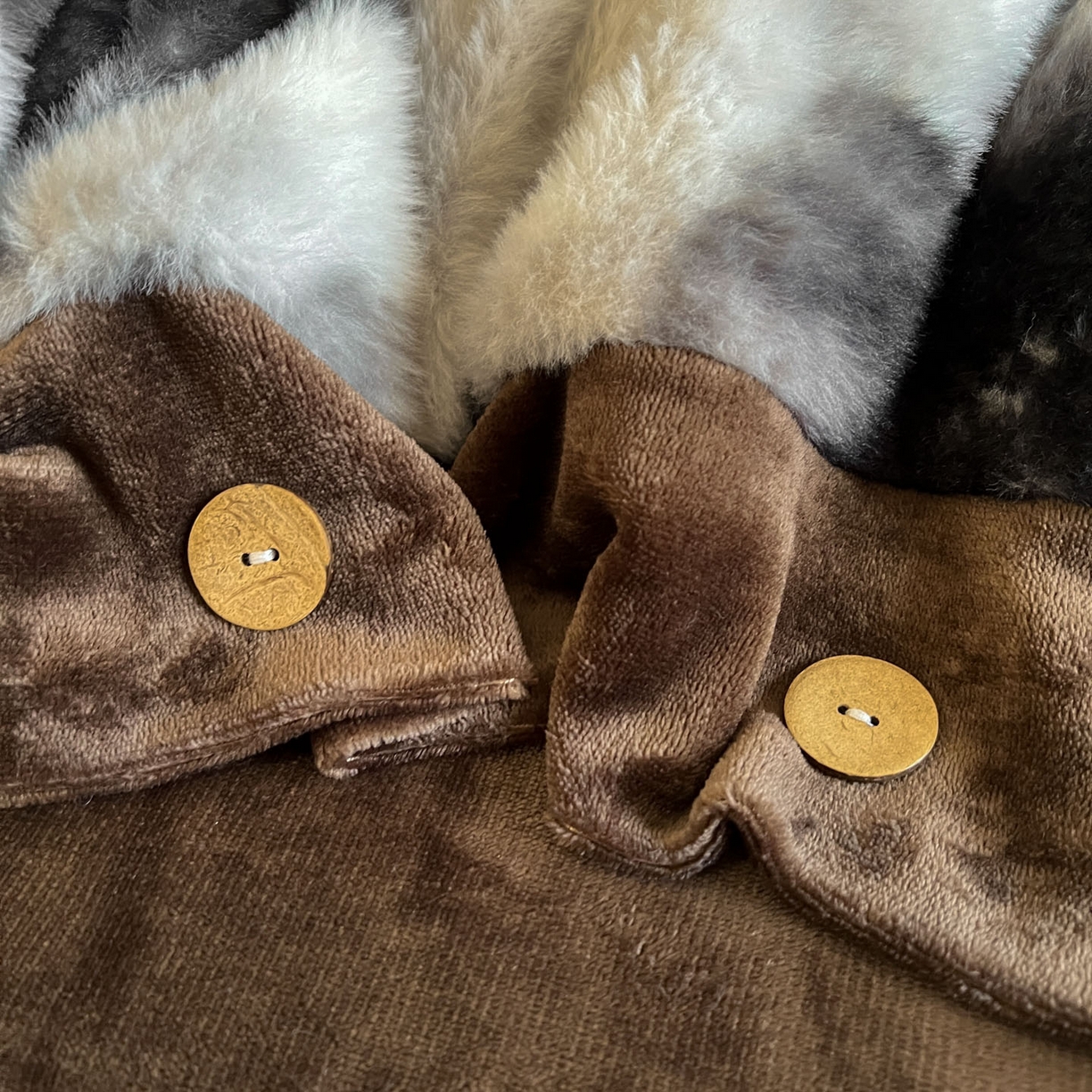 91家纺网 家纺一手货源 找家纺 晚爱家居  2025新款纽扣款兔毛绒美拉德轻奢风高克重皮草兔绒四件套系列 纽扣-灰色枫叶