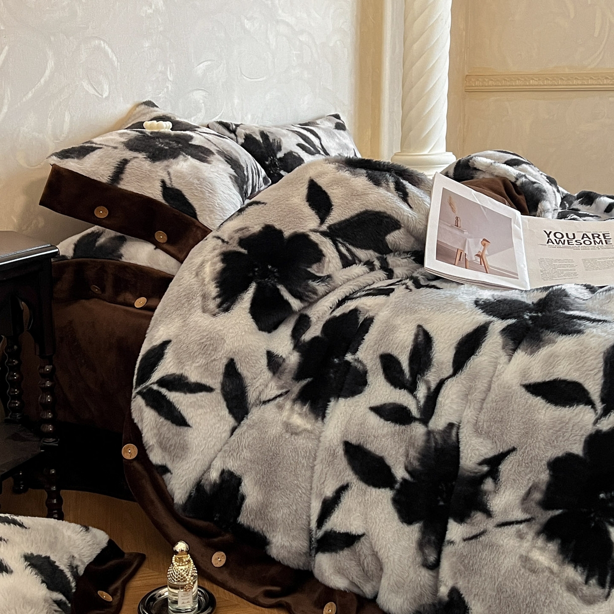 91家纺网 家纺一手货源 找家纺 晚爱家居  2025新款纽扣款兔毛绒美拉德轻奢风高克重皮草兔绒四件套系列 纽扣-灰色枫叶